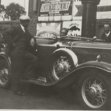 Kenteken: A 1146; Chevrolet, links Jan van Kalker (1910-1994), ergens bij een garage in Groningen? foto: K. van Kalkar