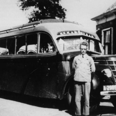 Kenteken: A 29856; P. Schriemer voor de International bus van de KAB te Kommerzijl, foto: archief W. Mollema