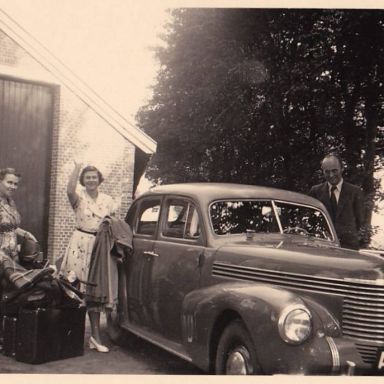 Kenteken: A 13013; Opel Kapitän, v.l.n.r. Jantje Imkea van Delden, Hanna de Geus en Onno Eltjo van Barenborg Bontkes, foto: J. Noteboom