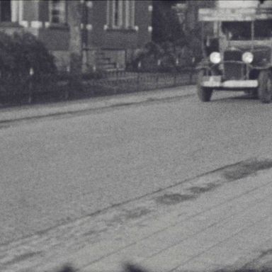 Kenteken: A 10634; De vrachtwagen in Zuidbroek, foto: still uit de film "Paard beslaan", M.B. Ten Have, 1947-1949, coll. GrA (2209-AV7696)