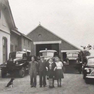 Kenteken: A 35531; De familie Achterhof, foto: Archief Historische Vereniging Het Wold