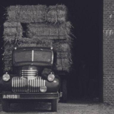 Kenteken: A 14158; Chevrolet, foto: still uit de film "Een boerenbedrijf in ’t Oldambt", H. Aling, 1948-1949, coll. GrA (2209-13421)