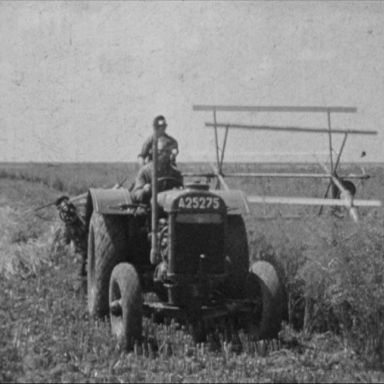 Kenteken: A 25275; Fordson, foto: still uit AV0909, collectie Groninger Archieven
