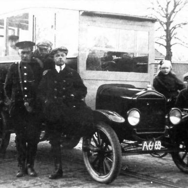 Kenteken: A 6469; Ford T bus - Eerste rit van de busdienst Veendam-Pekela, 1923. Foto: R. Siemons