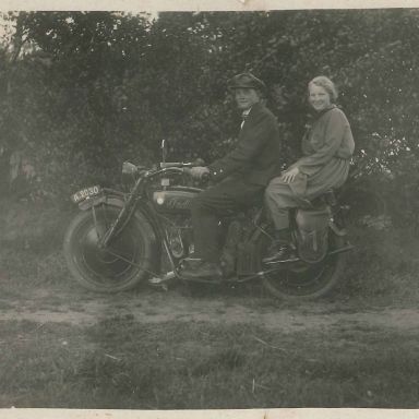 Kenteken: A 2030; Indian, Zuidlaren (?) ca. 1920, foto: A.M. van Wijk