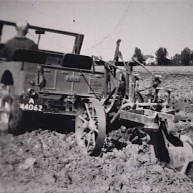 Kenteken: A 44062; Willys Jeep, Stitswerd, ca. 1950, foto: fam. Dellen