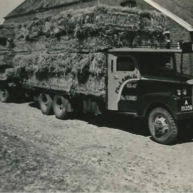 Kenteken: A 20359; GMC beladen met stro, foto: <a href='http://www.gmccckw.nl/index.php' target='_blank'>gmccckw.nl</a>