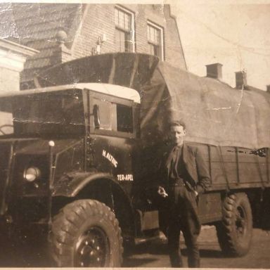 Kenteken: A 34523; H. Alting naast de Ford dumptruck, foto: <a href='https://www.facebook.com/groups/terapelvanvroeger/photos/' target='_blank'>facebook TerApel en Terapelkanaal van vroeger</a>