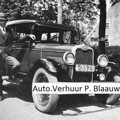 Kenteken: A 3529; P. Blaauw naast de Chevrolet, foto: G.J. Blaauw