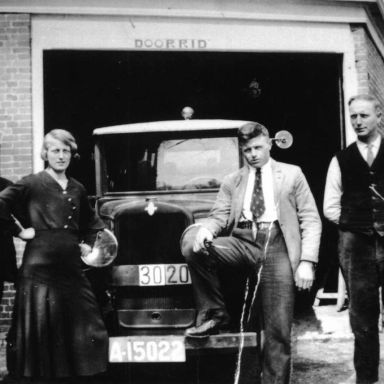 Kenteken: A 15022; Chevrolet, Café Klein Kaakheem, Rijksweg ter hoogte van Zeven Huisjes, foto: Historische Commissie Garmerwolde