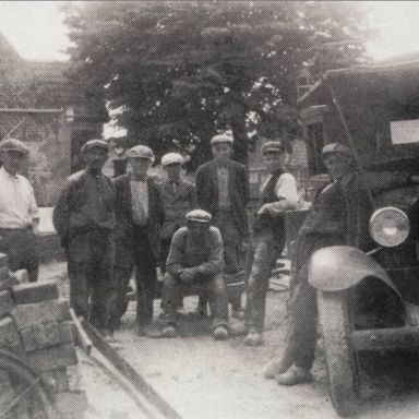 Kenteken: A 12891; Ford, Eenrum 1934, foto: "Eenrum vroeger en later" (1761-1012)