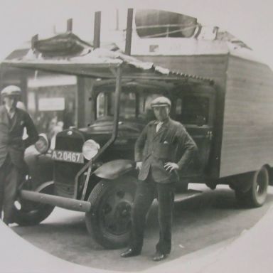 Kenteken: A 20467; Ford, boderijders Albert Harryvan en Meindert Sprang. ca. 1932, foto: Archief Historische Vereniging Het Wold