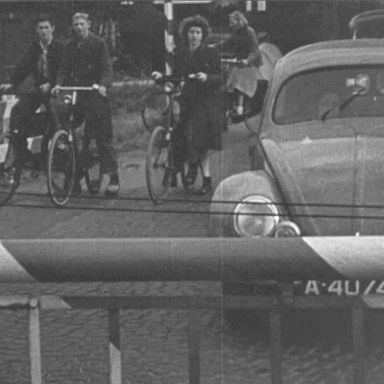 Kenteken: A 40748; Volkswagen, screenshot uit promotiefilm van de Nederlandse Spoorwegen, 1950 foto: W. J. Nieboer