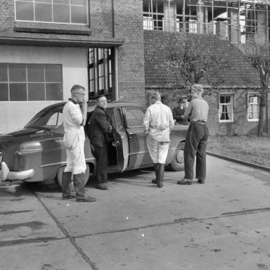 Kenteken: A 43259; Ford Custom, staking melkfabriek "De Ommelanden", Groningen, 7-10-1952, foto: collectie Nationaal Archief 905-3476; Fotograaf: Consenheim, Wim / Anefo