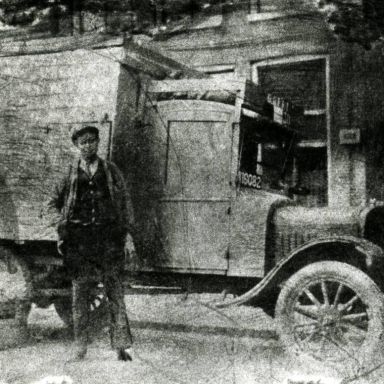 Kenteken: A 16082; Ford,  Bode Klei op het Damsterdiep, foto: archief W. Mollema