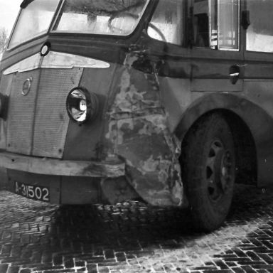 Kenteken: A 31502; Aanrijding op de Steendijk in Assen tussen Volvo autobus en auto met aanhangwagen, 09-01-1953 foto: L. Huizinga