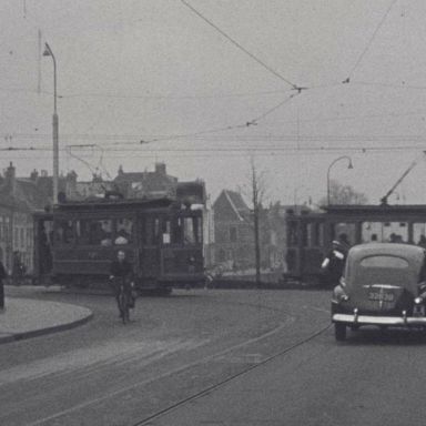 Kenteken: A 32639; Ford Super de Luxe, Turfsingel Noordzijde, ca. 1948, foto: still uit de film "Op de rails", C.R. Tiddens, 1936-1957, coll. GrA (2209-AV0107)
