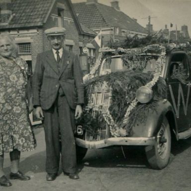 Kenteken: A 35846; Ford Ten, Rudmer Veenwijk en Grietje Veenwijk-Ludema, 31-08-1947, foto: K. J. Mollema