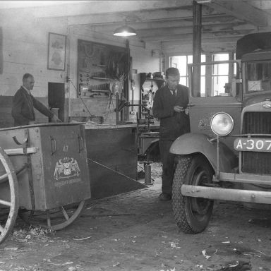 Kenteken: A 30765; Ford A, M. Kramer en A. Visser in de Timmerwinkel 1946, foto: archief Gemeentereiniging (1475)