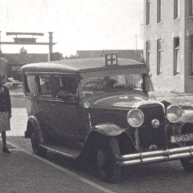 Kenteken: A 9638; Buick, still uit de film "De boottocht van het Roode Kruis, 1939 (of) Rode Kruis-excursie 1939. Deel 1", P. Dorhout & H. Leefsma, 08-06-1939, coll. GrA (2209-AV0317)