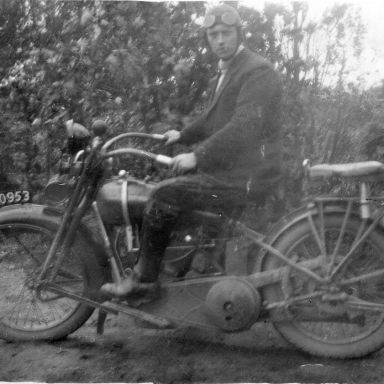 Kenteken: A 10953; Johannes Willem Oosterwijk op de Harley Davidson, foto: L. D. Heijs