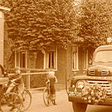 Kenteken: A 26706; Ford ca. 1950, foto: Still uit GAVA-film AV14882