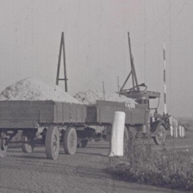 Kenteken: A 13382; Vrachtwagen beladen met pulp uit de suikerfabriek, foto: still uit de film "Bietencampagne", C.R. Tiddens, 1935-1939, coll. GrA (2209-AV7622)