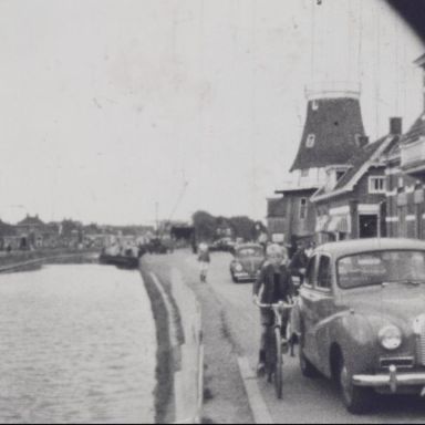 Kenteken: A 10500; Austin A40, foto: still uit "Dorpsfilm Bedum" Deel I, J.W.L. Adolfs, 1953, coll. GrA (2209-7567)
