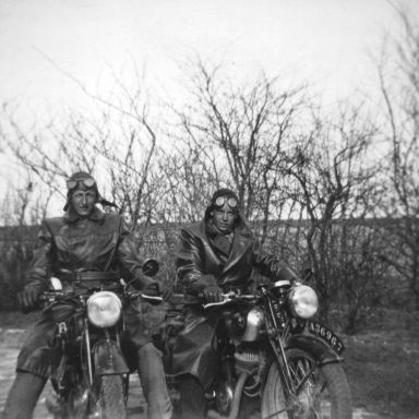 Kenteken: A 36967; Rechts Jan Roelf Kolhorn, links Tammo Huizinga uit Uithuizen, foto: H. Kolhorn-Gorzeman