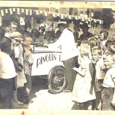 Kenteken: A 25137; IJsverkoper Sjoerd Wüstenveld met zijn motorbakfiets, Groningen, foto: R. van der Tak