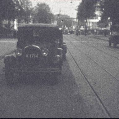 Kenteken: A 1714; Ford A, foto: still uit de film "Scenario 3: Kermisfilm", G.A.B. Frinking, 1933-1934, coll. GrA (2209-AV22383)