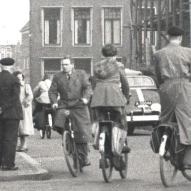 Kenteken: A 30046; De auto in de Sint Jansstraat, Groningen, 1954, foto: uitsnede 2248-4720.jpg; Fotograaf: Fotobedrijf Piet Boonstra