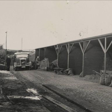 Kenteken: A 13721; Winschoten, Opslag Steenkoolhandel Staatsmijnen op het industrieterrein, foto: <a href='https://hdl.handle.net/21.12105/8a623f5b-8bdb-875c-b050-873f4e02177f' target='_blank'>Collectie CHC Oldambt / Gemeente Winschoten (5-0998b)</a>