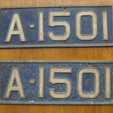 Kenteken: A 1501; Nummerplaten gevonden in de garage van het ouderlijk huis, foto: P. J. Zwartsenberg