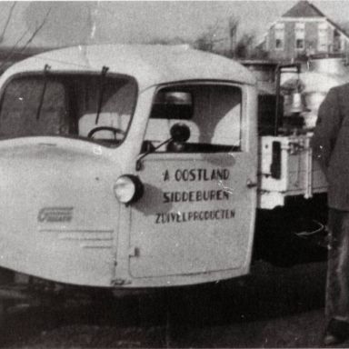 Kenteken: A 49089; Albert Oostland met zoon Harm naast de Goliath 1946, foto uit Siddeburen in Woord en Beeld 2 (1444-8304.2)