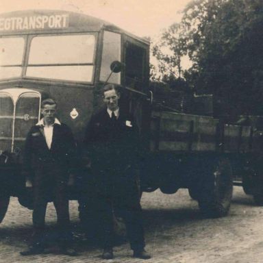 Kenteken: A 27248; AEC truck,  geheel rechts Johannes Zuidema, foto: collectie Historische Vereniging Hoogkerk 00001