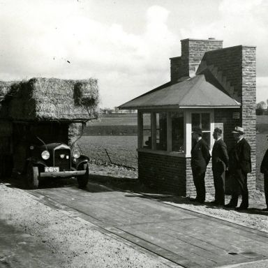 Kenteken: A 6135; Ingebruikname Weegbrug Ulrum 1939, foto uit archief Groninger Maatschappij van Landbouw (743-2279)