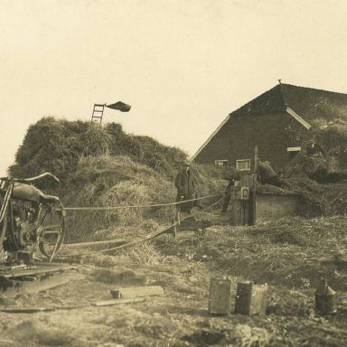 Kenteken: A 3536; Zuidwending 1931, de Indian motor van Evert Jonker als hulpmiddel bij de graanoogst, foto: collectie Veenkoloniaal Museum (vm 2.1/03.03/17)