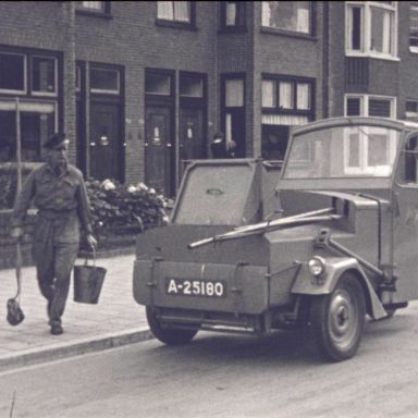 Kenteken: A 25180; Janson S-3, foto: still uit de film "De Groningsche reinigingsdienst voorheen en thans", C.R. Tiddens, 1936-1949 coll. GrA (2209-AV0061)