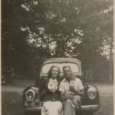 Kenteken: A 4630; Eelke Radema en verloofde Tietje Couperus in Appelscha 1950. Foto: M. van Schagen