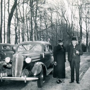 Kenteken: A 1885; Chevrolet Master, Aldert Veldman en vrouw, familiehotel Paterswolde 10 april 1939. foto: H. Renkema