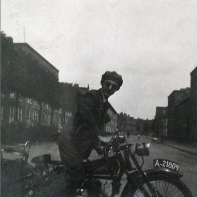 Kenteken: A 21804; De zoon van  J. B. Reilman op de Eysink, Bilitonstraat, 1934, foto: M. F. Reilman