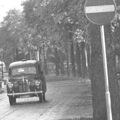 Kenteken: A 40805; Austin A40 bestelwagen, Groningen, Heresingel, 1952, foto: uitsnede 2248-3082; Fotograaf: Fotobedrijf Piet Boonstra