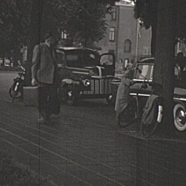 Kenteken: A 10818; Ford, Groningen, Ubbo Emmiussingel, 1955, foto: still uit AV7776, collectie Groninger Archieven