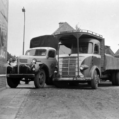 Kenteken: A 36520; Austin, aanrijding Groningerstraat Assen, 13-07-1953 foto: L. Huizinga