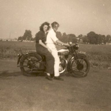 Kenteken: A 22016; Arend Jan Balkema en Grietje Blaauw op de motor, foto: Historische Vereniging Ten Post (hvtp0511)