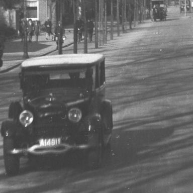 Kenteken: A 14811; Groningen, Verlengde Hereweg ca. 1930. foto: uitsnede 1785-1302.jpg
