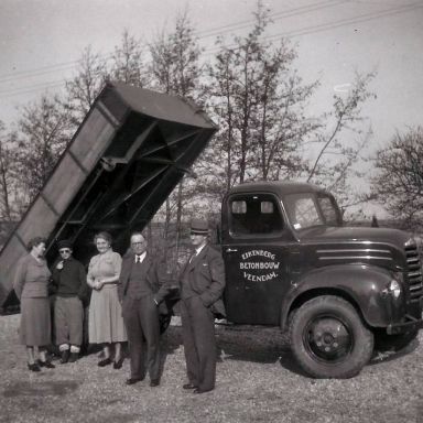 Kenteken: A 38943; Ford Thames, Tweede van rechts Jurjen Eikenberg, foto: H. Eikenberg