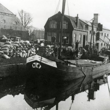 Kenteken: A 2852; Buick,  Nieuwolda ca. 1930, auto G. Buiskool bij pakhuis van G. Haak. (2138-1781)