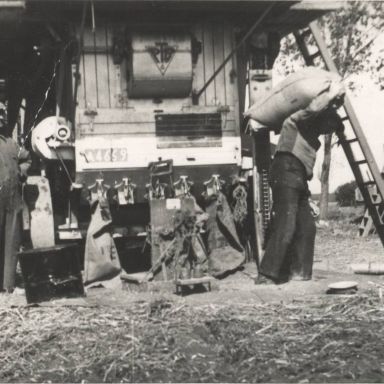 Kenteken: A 4669; Jan Datema (links) en Berend Friezema, foto: Historische Vereniging gemeente Bedum, 060184.jpg